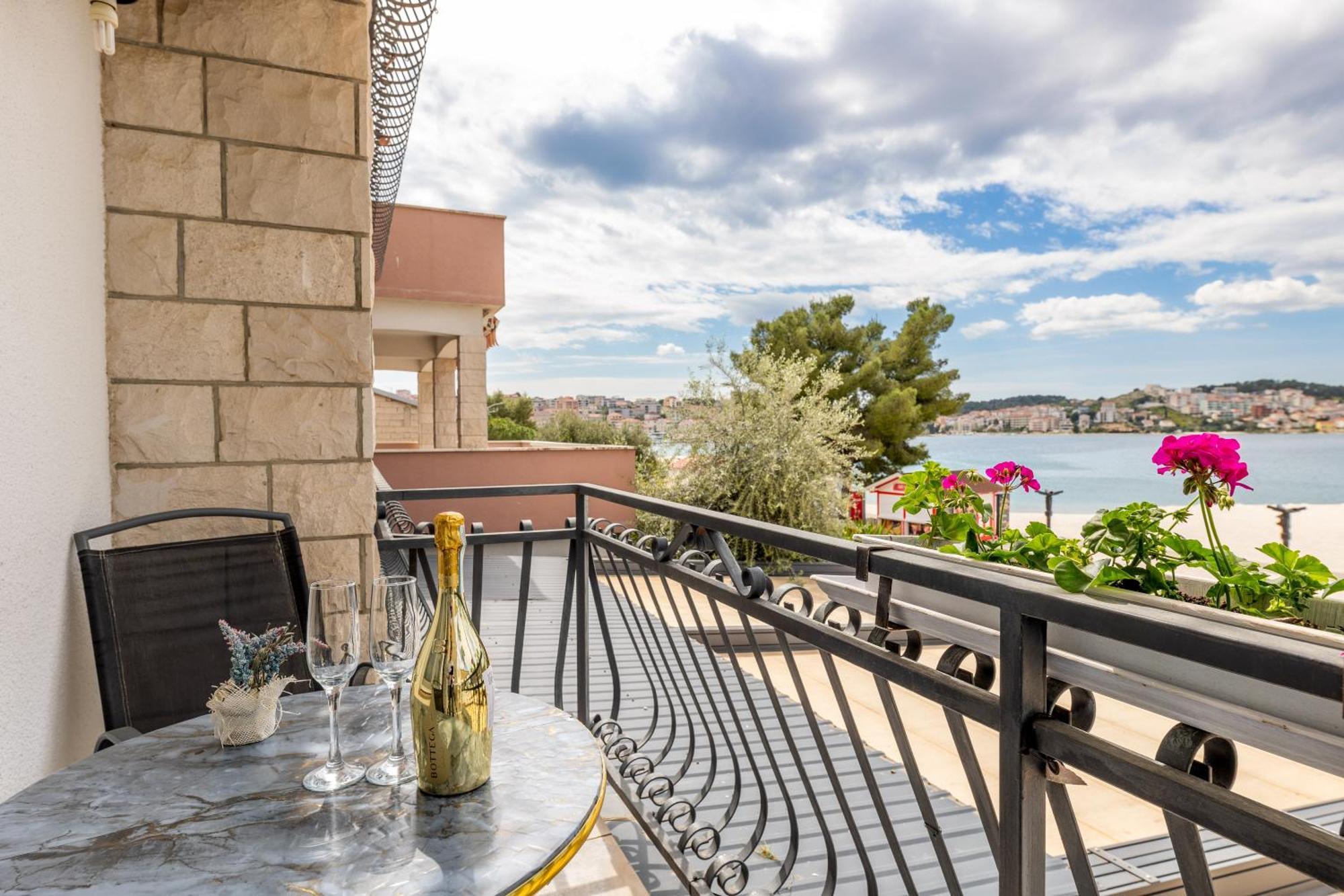 Villa Okruk-10 Meters Away From The Beach Okrug Gornji Exterior foto