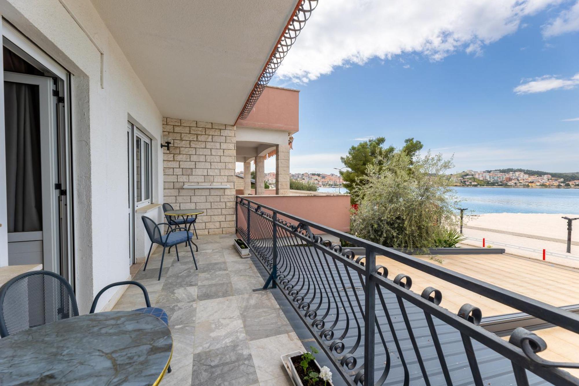 Villa Okruk-10 Meters Away From The Beach Okrug Gornji Exterior foto